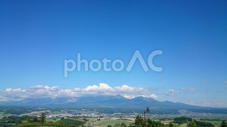千望峠からの上富良野の街並み、十勝岳 千望峠,上富良野町,十勝岳連峰の写真素材