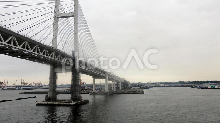 横浜港にクルーズ船で寄港，横浜 横浜ベイブリッジ,大桟橋,横浜ベイエリアの写真素材