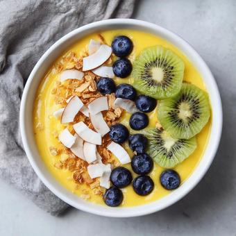 キウイとブルーベリーのスムージーボウルの写真