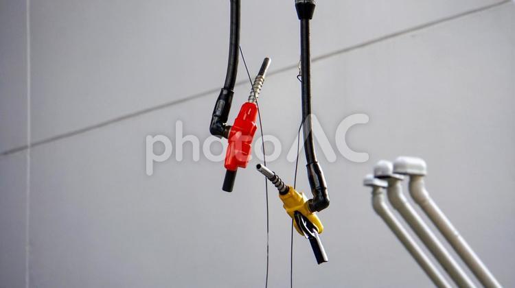 ガソリンスタンドの赤と黄色の給油ノズル ガソリンスタンド,給油機,給油ノズルの写真素材