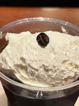クリームの乗ったコーヒーゼリーとスプーン クリームの乗ったコーヒーゼリーとスプーン コーヒーゼリー,喫茶店,カフェの写真素材