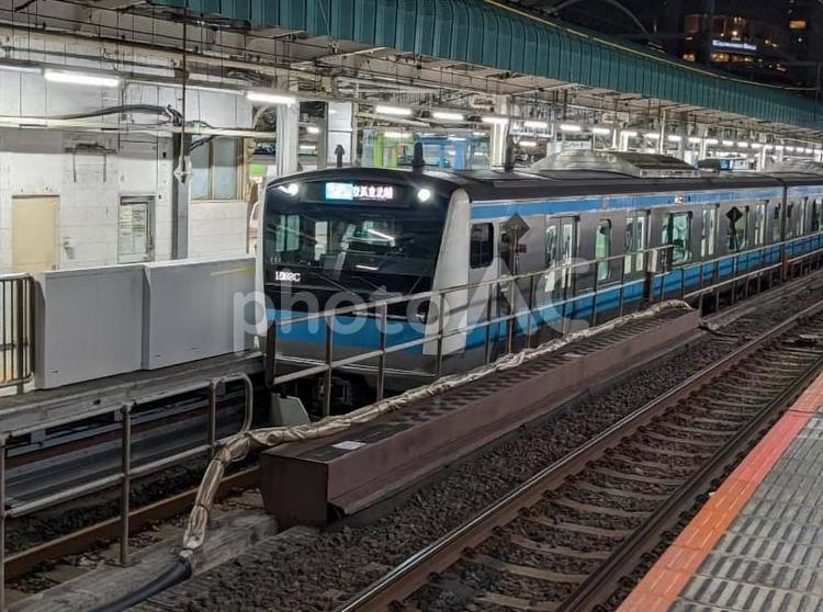 東京駅のホームに入線した京浜東北線 電車,jr,jr東日本の写真素材