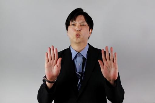 手を挙げる真剣な男性 手を挙げる真剣な男性 男性,スーツ,ビジネスの写真素材
