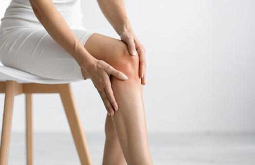 膝の痛み 女性 イス 美脚の写真