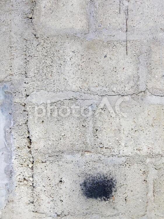 ひび割れしたブロック塀のテクスチャ 壁,塀,背景の写真素材