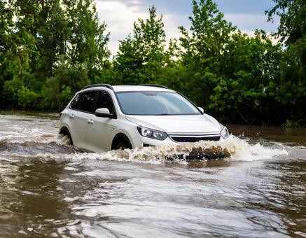 自動車 道路 浸水 郊外 自動車 道路 浸水 郊外の写真