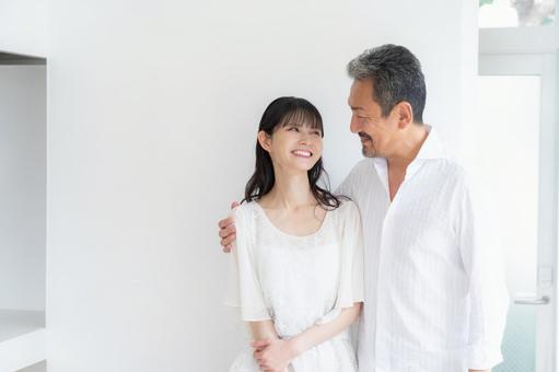 リビングでスキンケアをするミドルの夫婦 リビングでスキンケアをするミドルの夫婦 ビューティー,家族,夫婦の写真素材