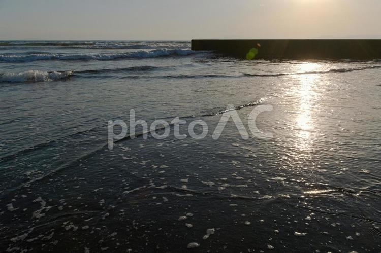 冬の防波堤と波の風景 海,湘南,冬の写真素材