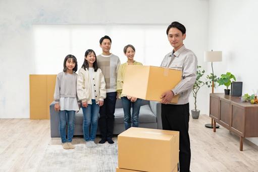 引越し業者と家族 引越し業者と家族 引っ越し,スタッフ,荷造りの写真素材