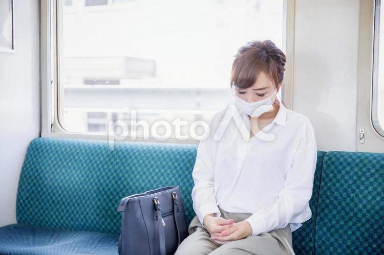 電車の中でマスクをする女性 電車,マスク,通勤の写真素材