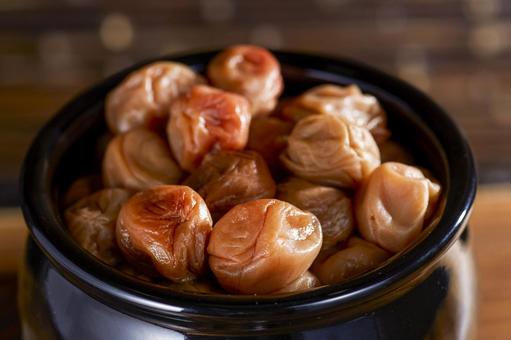 甕に入った梅干し 甕に入った梅干し 梅干し,甕,食べ物の写真素材