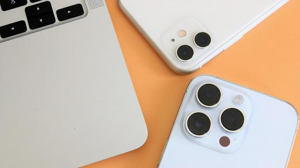 パソコンと2台のスマホ 情報の共有 同期 パソコンと2台のスマホ 情報の共有 同期 スマホ,2台,エアドロップの写真素材