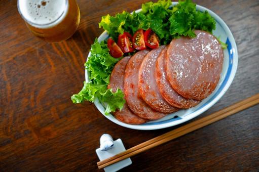 ビールとロースハム ビールとロースハムの写真