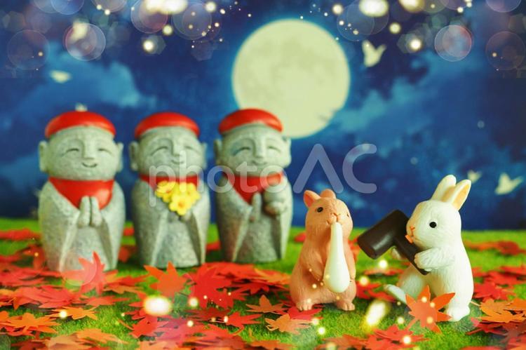 お地蔵様と十五夜に餅つきをするウサギ 十五夜,団子,うさぎの写真素材