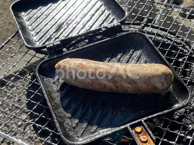 ソーセージの炭火焼き バーベキュー,自宅,ホットサンドメーカーの写真素材