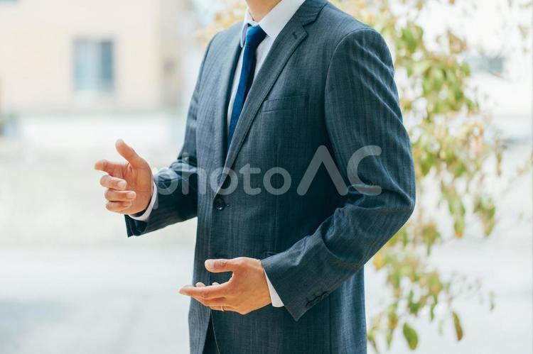 スーツを着てる男性　Business スタジオ撮影,セールスマン,スマホの写真素材