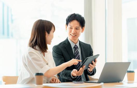 ミーティングをする男女2人のビジネスマン ミーティングをする男女2人のビジネスマン ビジネス,男女,男性の写真素材