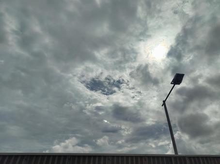 曇天と高速道路の電灯 曇天と高速道路の電灯 曇り空,雲,道程の写真素材