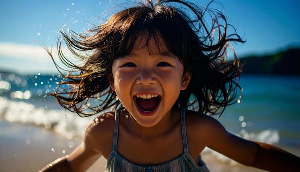 夏休み、海水浴で笑顔で遊ぶ子供 夏休み、海水浴で笑顔で遊ぶ子供の写真