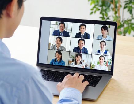 テレビ会議をするビジネスマンの写真