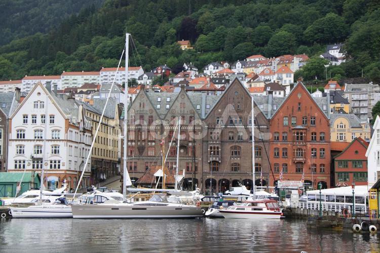ブリッゲン地区・港の一風景2(ノルウェー) ブリッゲン地区,倉庫群,カラフルな木造倉庫の写真素材