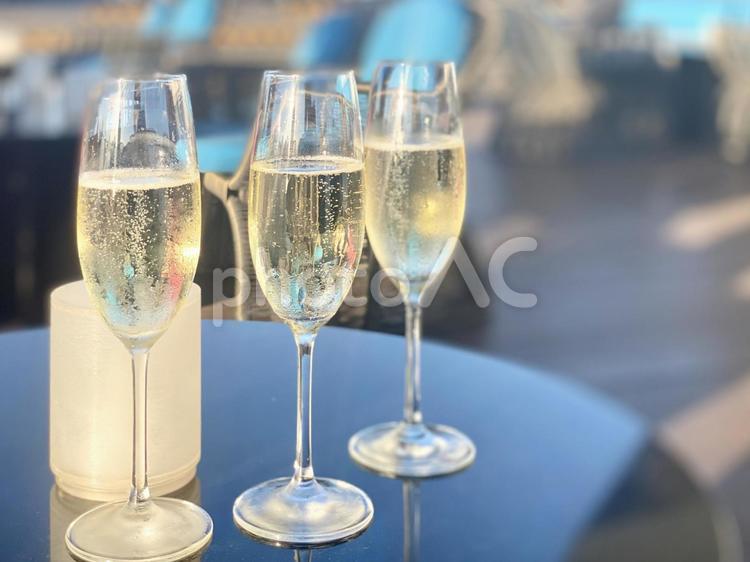レストランのテラス席でシャンパンを乾杯 シャンパン,乾杯,スパークリングワインの写真素材