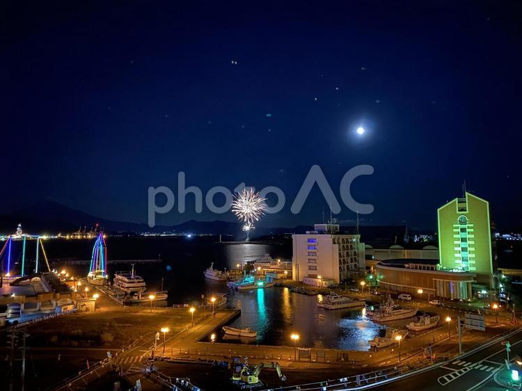 月と花火と夜景 花火,月,夜景の写真素材