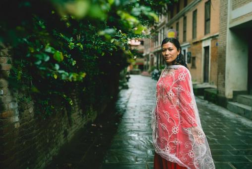 古都パタンの裏通りに立つネパール人女性 古都パタンの裏通りに立つネパール人女性 ネパール,パタン,女性の写真素材