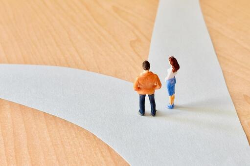 分かれ道の前に立つ男性と女性のカップル 分かれ道,選択肢,夫婦の写真素材