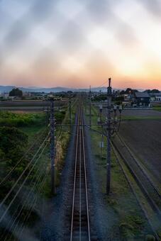 夕焼け空と続く線路 線路,鉄道,田園風景の写真素材