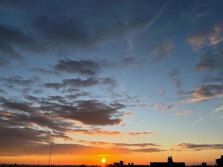 オレンジの空と街並み 空,朝焼け,街並みの写真素材