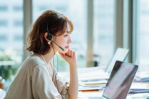 電話応対するビジネス女性の写真