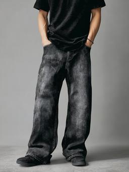 デニムと黒Tシャツの男性 デニムと黒Tシャツの男性の写真