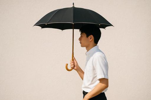 日傘をさして歩く男性 日傘をさして歩く男性の写真
