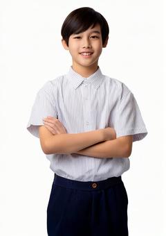 腕組みをする男子学生 腕組みをする男子学生の写真