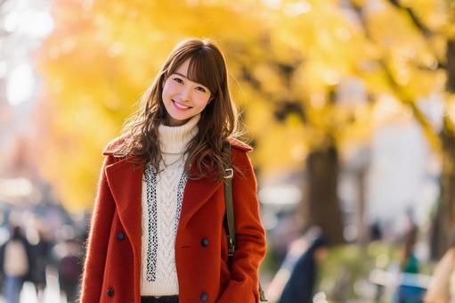 紅葉を楽しむ赤いコートの女性 紅葉を楽しむ赤いコートの女性の写真