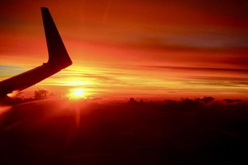 飛行機の窓から眺める夕焼け空 飛行機の窓から眺める夕焼け空 飛行機,窓,景色の写真素材