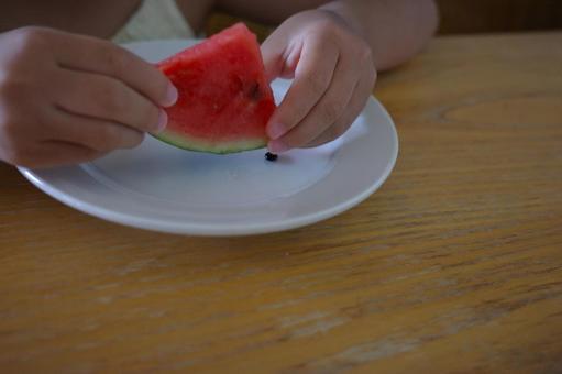 すいかを食べる子どもの手 すいかを食べる子どもの手の写真