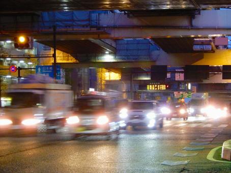 夕暮れの幹線道路を走る車 夕暮れの幹線道路を走る車 幹線道路,車,車列の写真素材