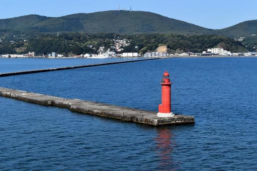 小樽港の赤い灯台と長大な防波堤 小樽港,灯台,赤い灯台の写真素材