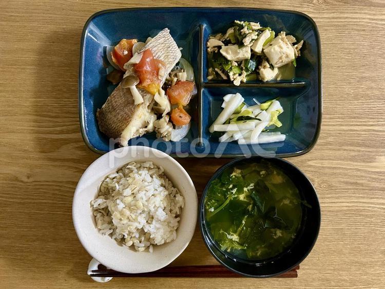 鯛のアクアパッツア定食 アクアパッツァ,食卓,料理の写真素材