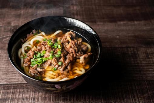 肉うどんの右に余白を入れた写真 肉うどんの右に余白を入れた写真の写真
