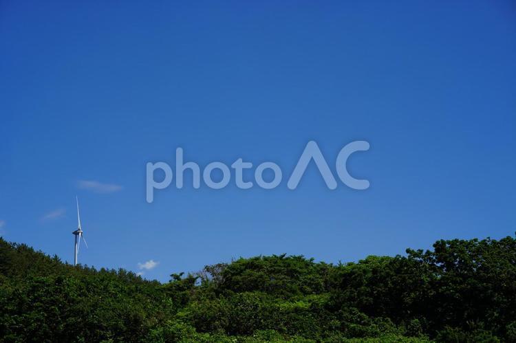 山の上の風車と青い空　１ 風車,山,青い空の写真素材
