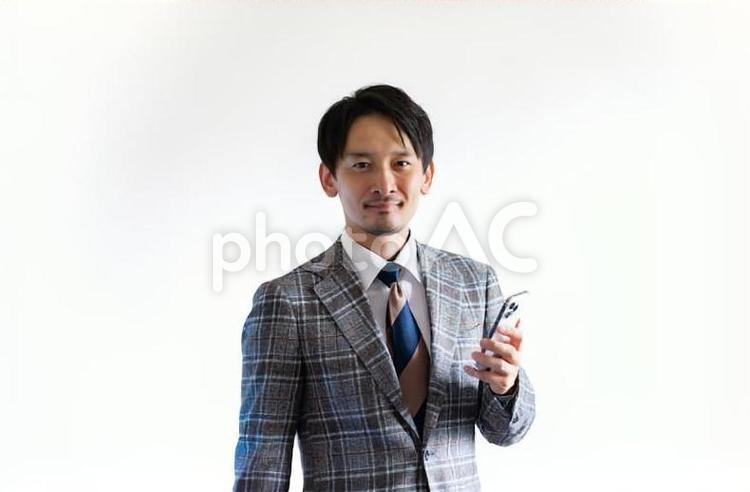携帯を持つ日本人男性 携帯,メンズ,ビューティの写真素材