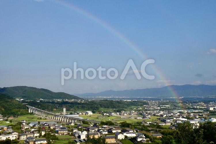 虹と高速道路が見える風景 虹,高速道路,風景の写真素材