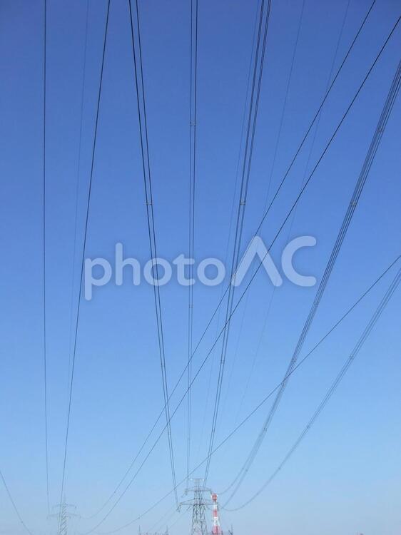送電鉄塔から伸びる送電線と青空 送電線,鉄塔,送電鉄塔の写真素材