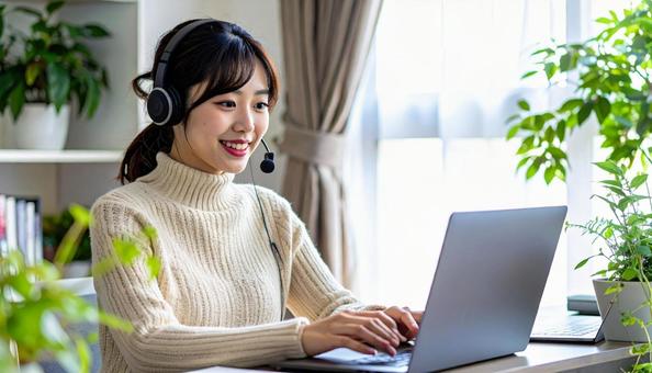 笑顔でリモートワークをするビジネス女性 笑顔でリモートワークをするビジネス女性の写真