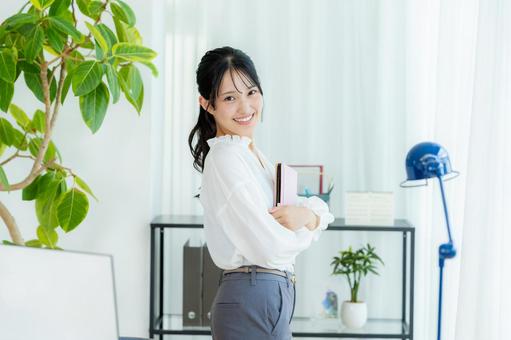 オフィスで働くビジネスウーマン ビジネスウーマン,笑顔,若い女性の写真素材