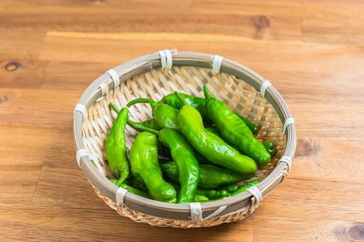 竹ざるに入った新鮮なししとう ししとう,野菜,獅子唐辛子の写真素材
