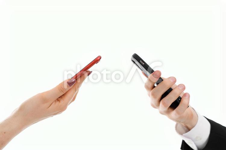 スマートフォンを持つ2人の手元 スマートフォン,持つ,操作の写真素材